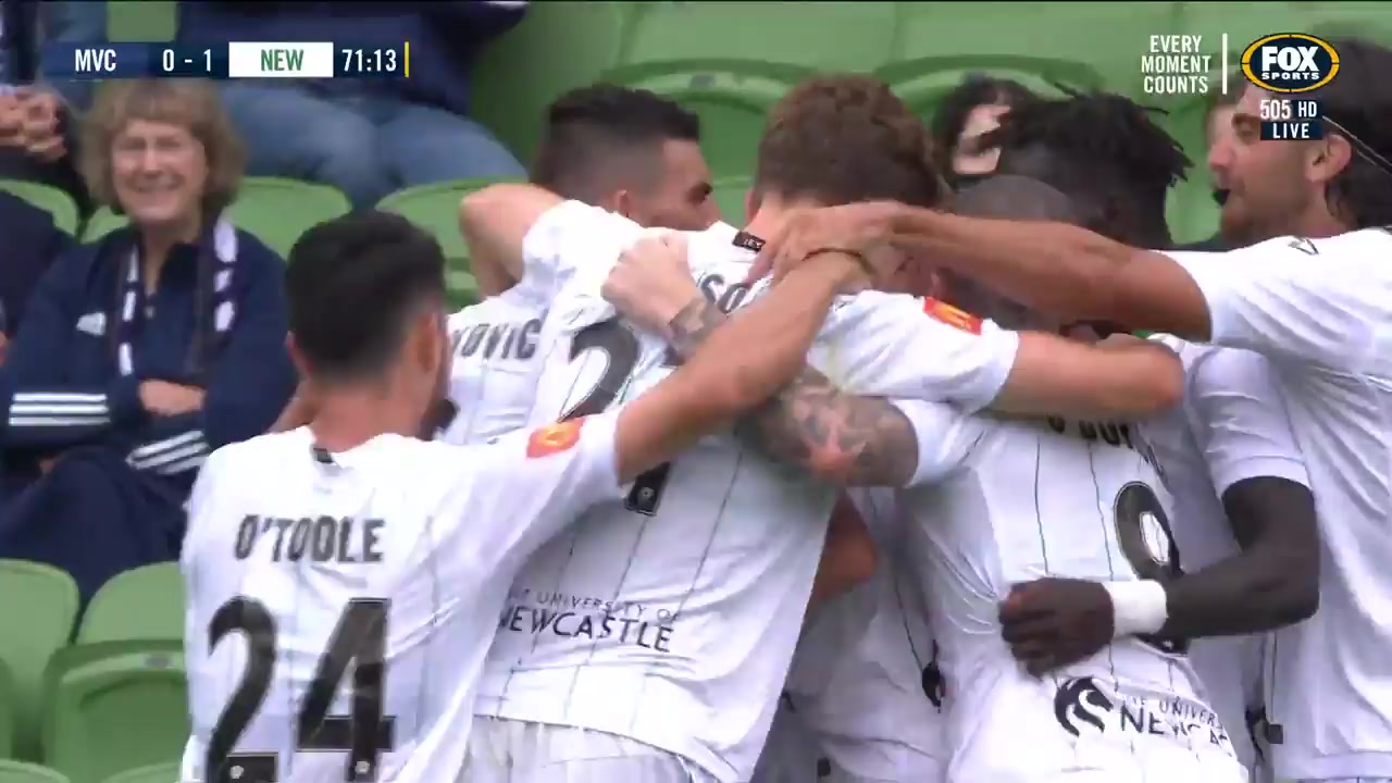 273 Melbourne Victory Vs Newcastle Jets 72 skor gol Angus Thurgate, skor 0:1