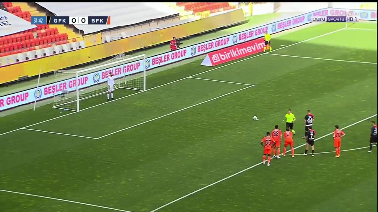 TUR D1 Gazisehir Gaziantep Vs Istanbul Basaksehir 32 phút Alexandru MaximVào, ghi bàn 1:0