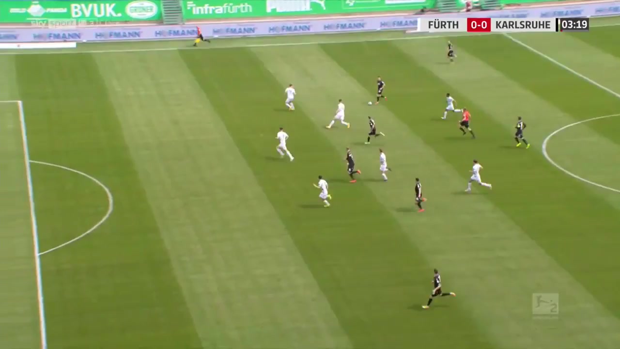 9 Greuther Furth Vs Karlsruher SC 2 skor gol Philipp Hofmann, skor 0:1