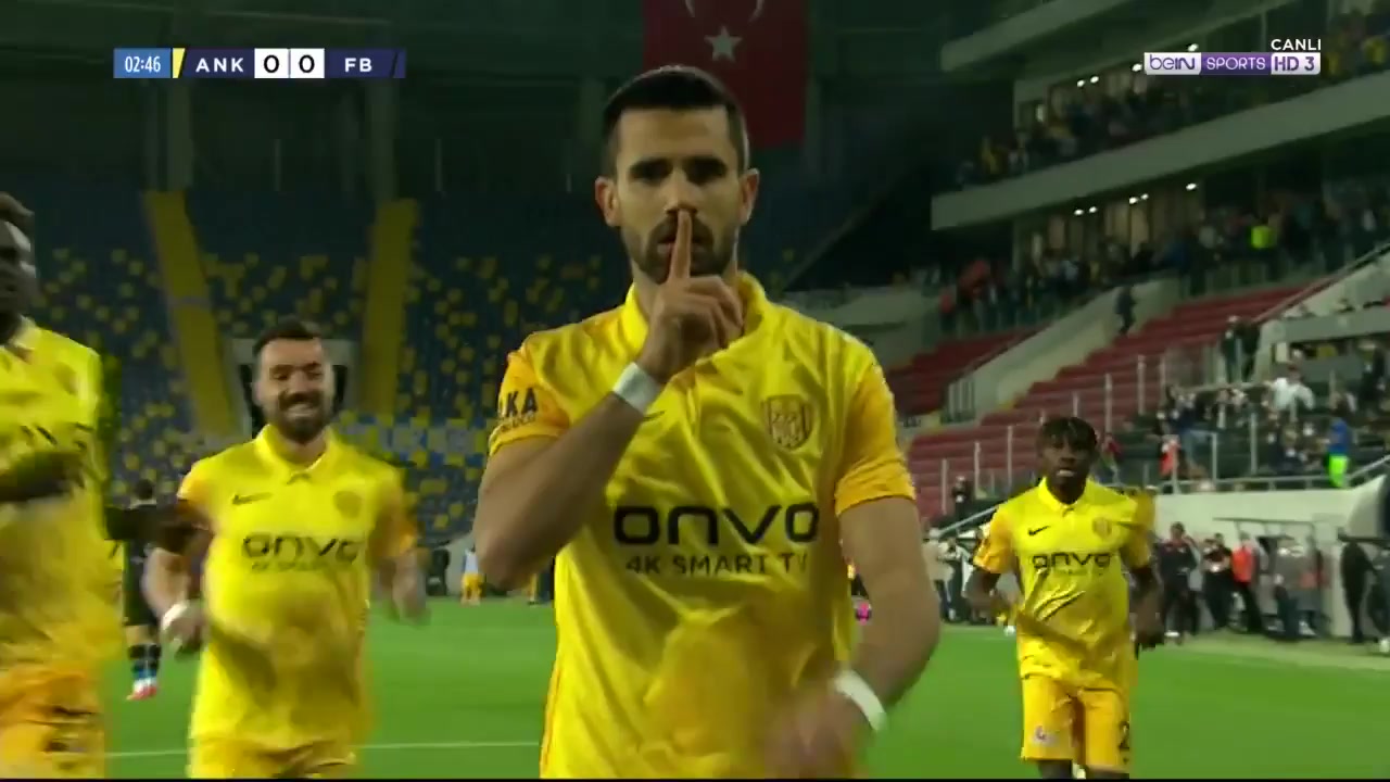 TUR D1 Ankaragucu Vs Fenerbahce 3 phút Alper PotukVào, ghi bàn 1:0