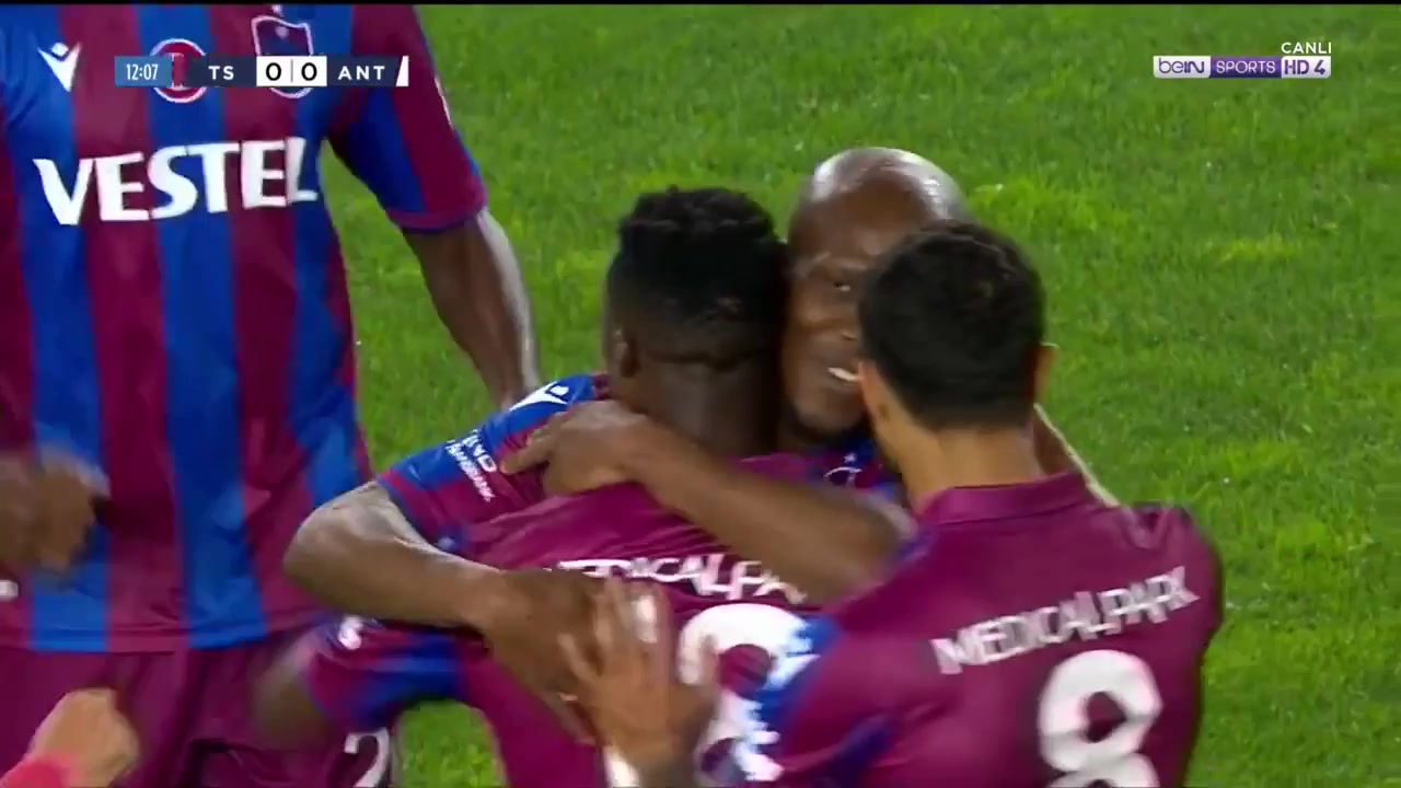 TUR D1 Trabzonspor Vs Antalyaspor 12 phút Anthony NwakaemeVào, ghi bàn 1:0