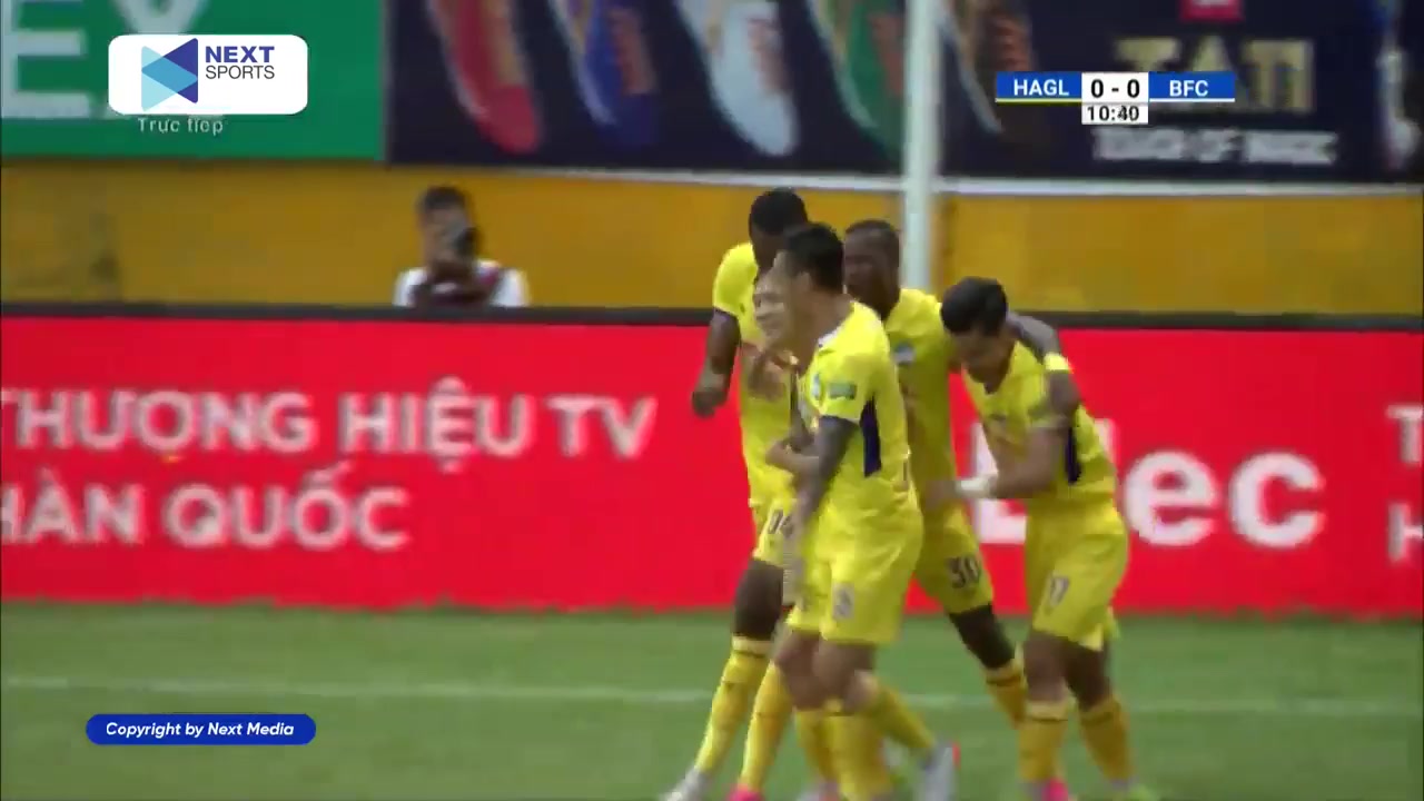 766 Hoang Anh Gia Lai Vs Becamex Binh Duong 10 skor gol Nguyen Van Toan, skor 1:0