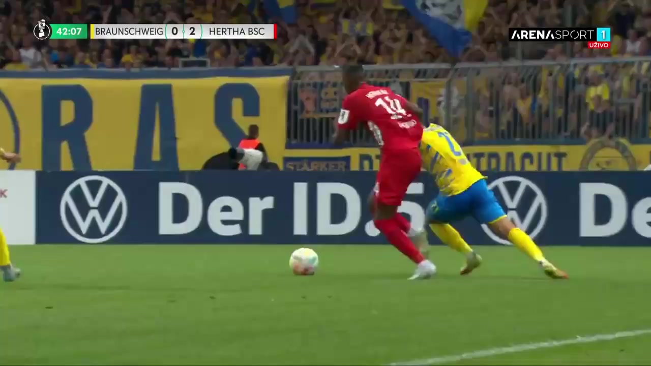 GERC Eintracht Braunschweig Vs Hertha Berlin Myziane Maolida Goal in 43 min, Score 0:2