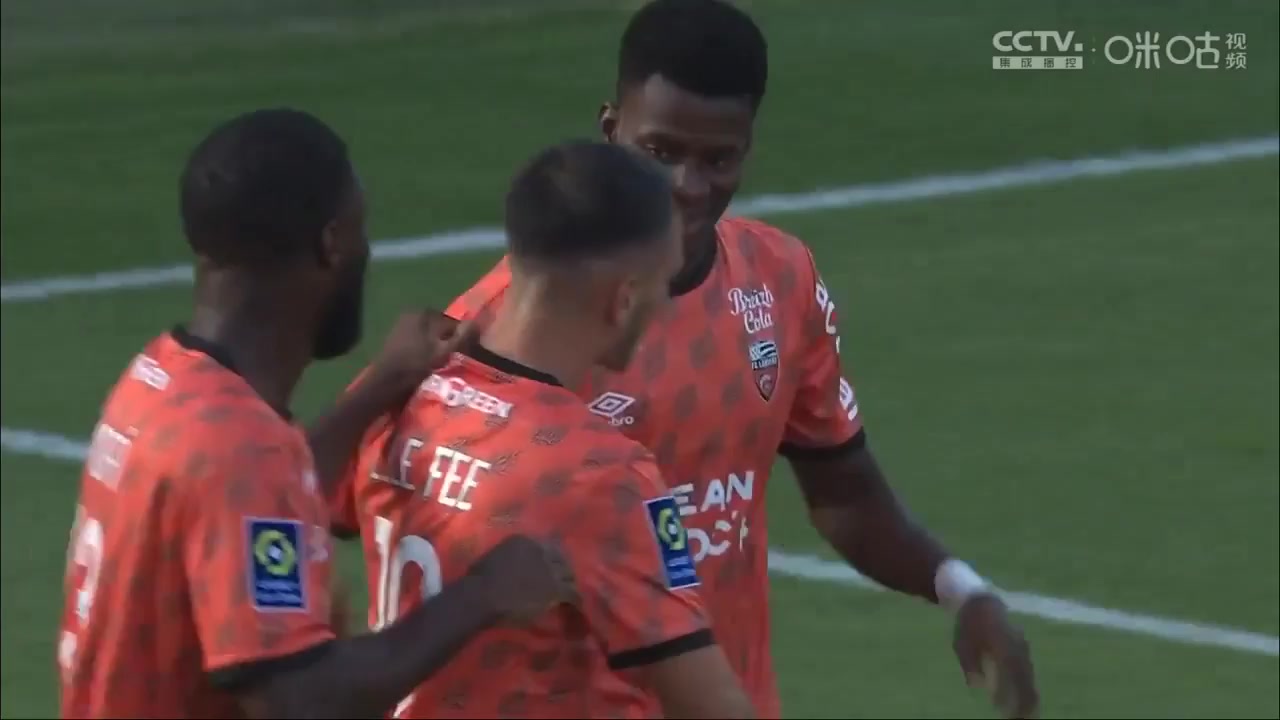 11 Lorient Vs Lyon 5 skor gol Enzo Le Fee, skor 1:0