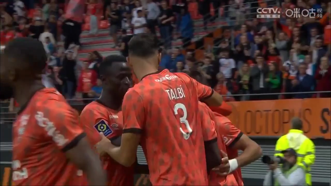 11 Lorient Vs Lyon 50 skor gol , skor 3:1