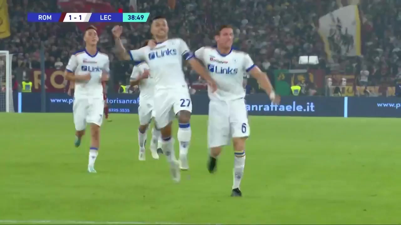 Serie A AS Roma Vs Lecce 38 phút Gabriel StrefezzaVào, ghi bàn 1:1